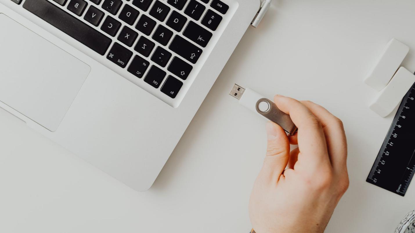 scollegare gli accessori non necessari per riparare lo schermo del computer è diventato nero ma è ancora in esecuzione